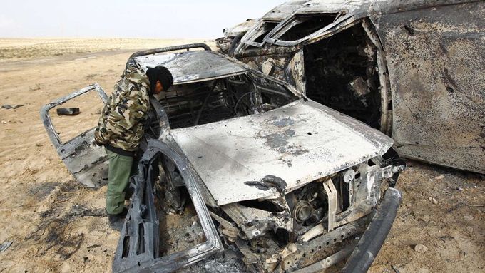 Třináct vojáků povstalecké armády, která bojuje proti libyjskému vůdci Kaddáfímu zahynulo při útoku letadla NATO.