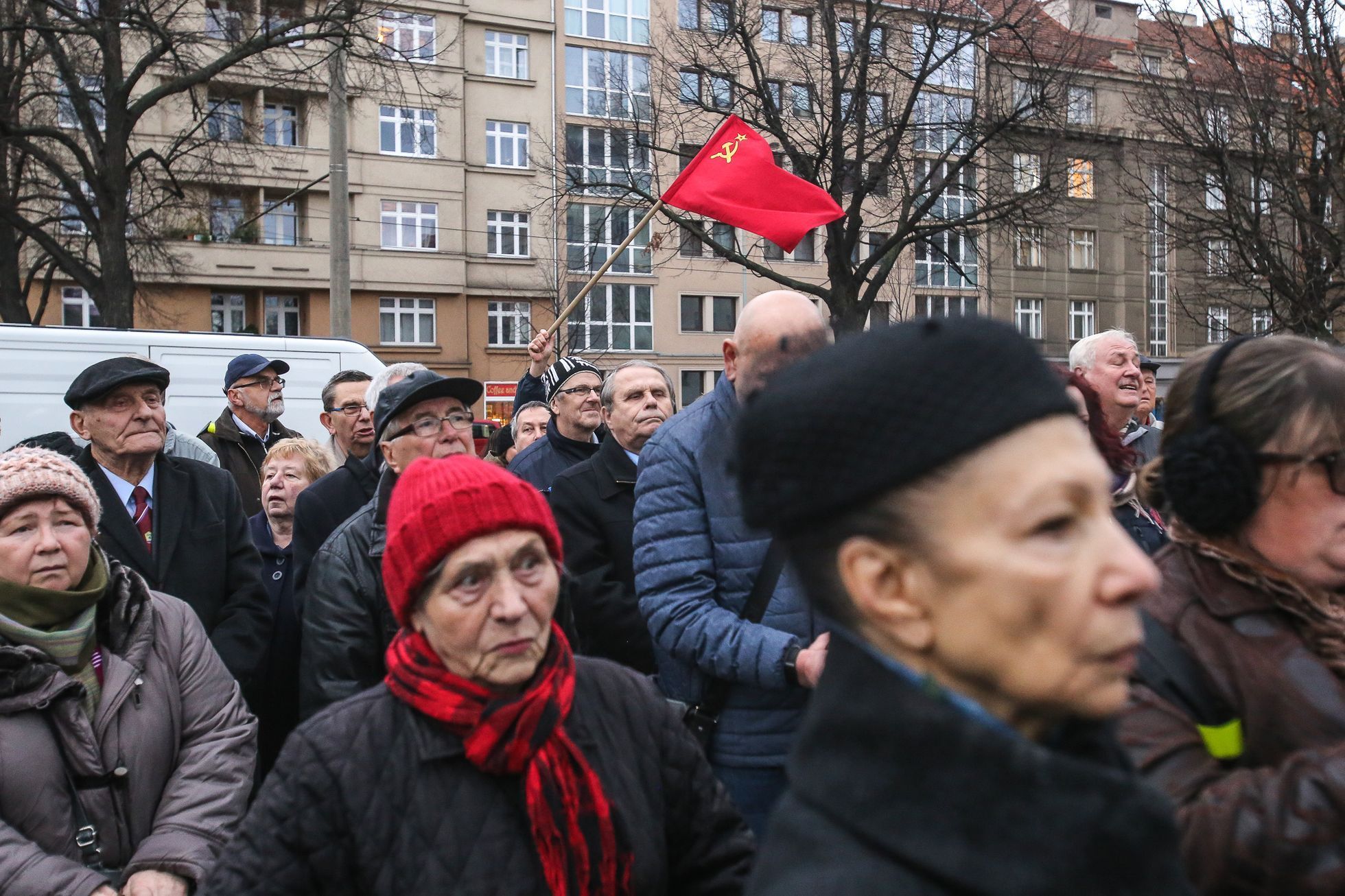 Protest proti vysvětlující tabulce u sochy maršála Koněva - pořádala KSČM