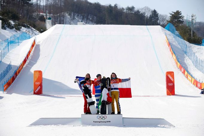 Julia Pereiraová de Sousaová Mabileauaová, Michela Moioliová a Eva Samková po finále snowboardcrossu na ZOH 2018