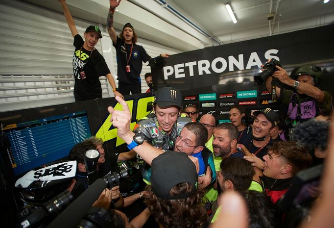 Valentino Rossi při posledním závodě kariéry v MotoGP ve Valencii.