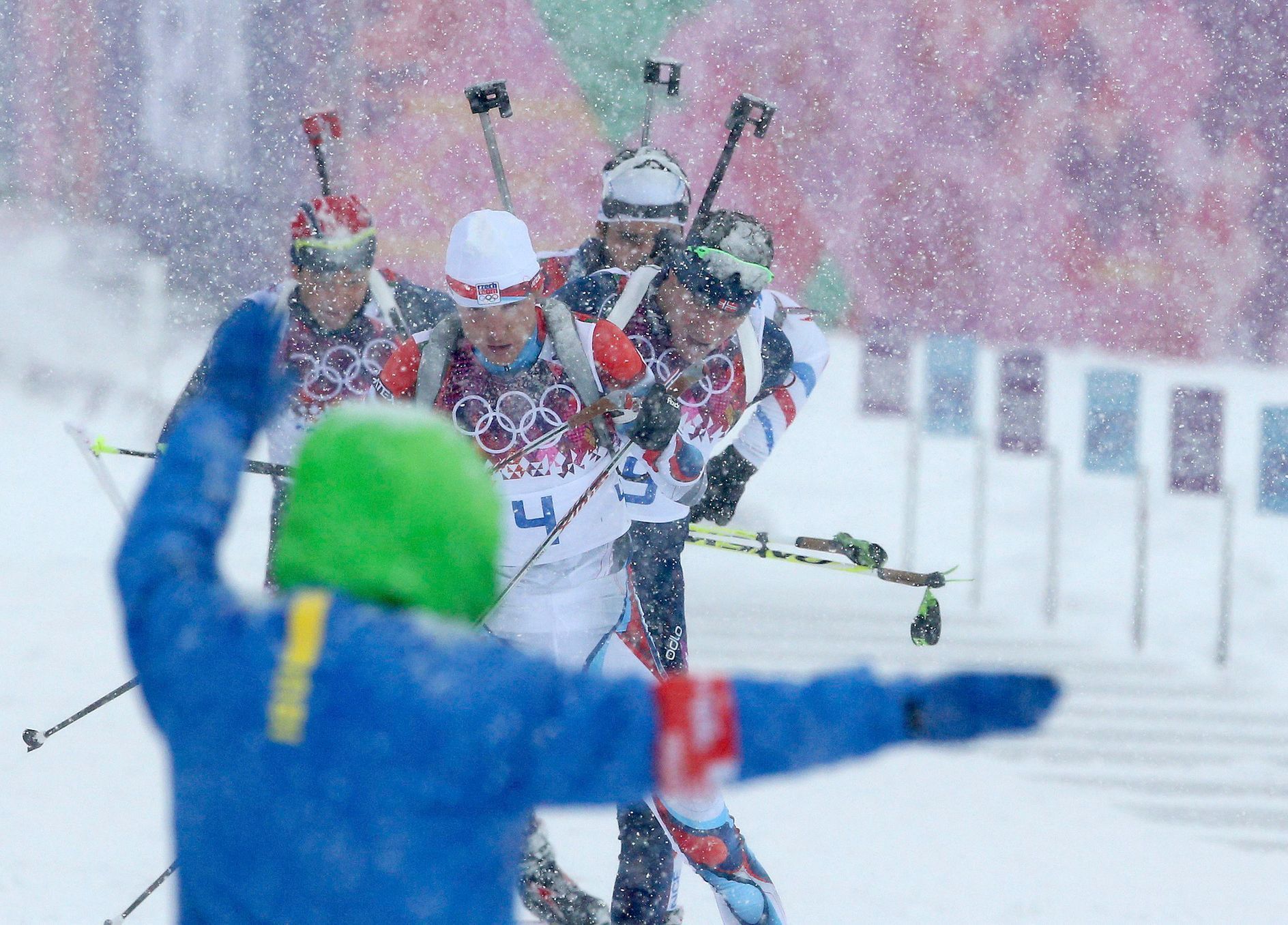 Soči 2014, biatlon hromadný start M: Ondřej Moravec vede skupinu bojující o první místo