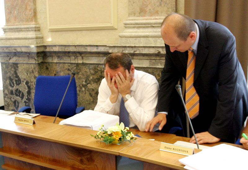 Ministr Říman má hlavu v dlaních