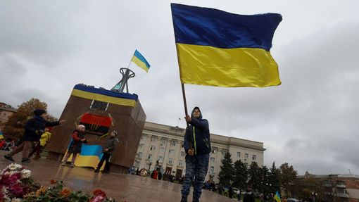 Oslavy v ukrajinském městě Cherson po jeho osvobození od ruských jednotek.