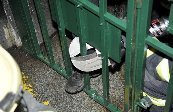Hasiči vyprošťují muže, který si stoupnul na ocelový trn