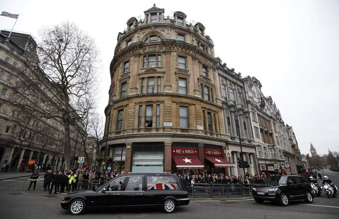 Záběr na projíždějící kolonu nedaleko Whitehall.