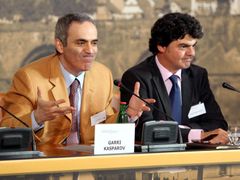 Garri Kasparov (vlevo) mluví na konferenci Demokracie a bezpečnost.