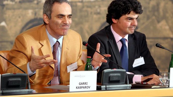 Garri Kasparov (vlevo) mluví na konferenci Demokracie a bezpečnost.