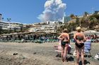 Hoří také v turisticky oblíbené provincii Málaga na jihu Španělska. Osmašedesátiletý William McCurdy agentuře Reuters přiznal, že blížící se oheň podcenil. "Nebral jsem to moc vážně. Myslel jsem, že to (hasiči) mají pod kontrolou a byl jsem překvapený, když to začalo vypadat, že se oheň žene naším směrem," popsal evakuaci.