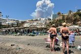 Hoří také v turisticky oblíbené provincii Málaga na jihu Španělska. Osmašedesátiletý William McCurdy agentuře Reuters přiznal, že blížící se oheň podcenil. "Nebral jsem to moc vážně. Myslel jsem, že to (hasiči) mají pod kontrolou a byl jsem překvapený, když to začalo vypadat, že se oheň žene naším směrem," popsal evakuaci.