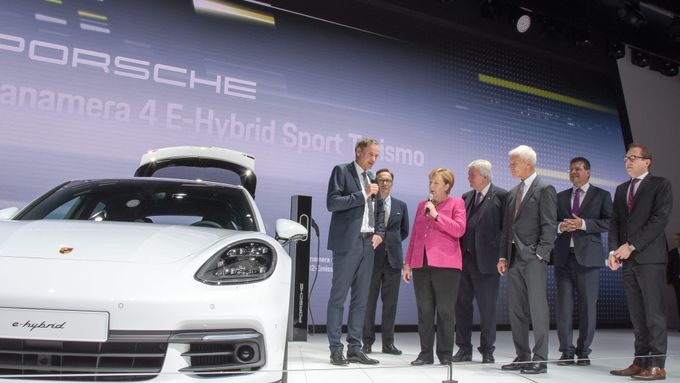 Kancléřka Merkelová při představení hybridního modelu Porsche Panamera