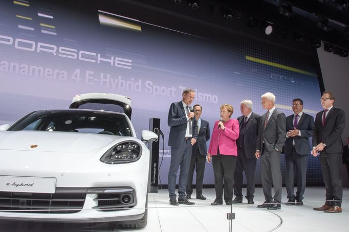 Kancléřka Merkelová při představení hybridního modelu Porsche Panamera