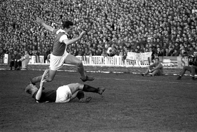 Snímek ze sportovního fotbalového utkání, které se na stadionu v Edenu konalo dne 9. 4. 1966.