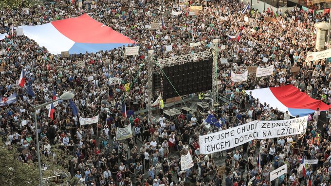 Úterní protivládní demonstrace na Václavském náměstí v Praze.
