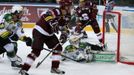 Hokejisté klubu HC Sparta Praha Petr Ton (vlevo) a Michal Broš se snaží vstřelit gól za záda Tomáše Závorky v prvním kole hokejové extraligy 2012/13 s Karlovými Vary.