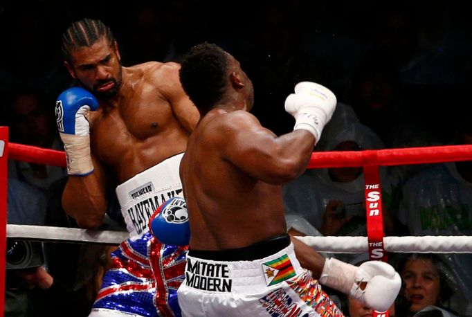 Britský boxer David Haye boxuje s Britem Dereckem Chisorou v mezinárodním mistrovství těžké váhy v londýnském Upton Parku v roce 2012.