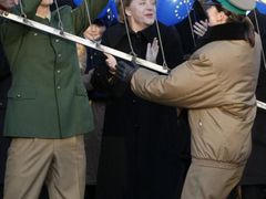 Euforie z doby před pěti lety, kdy se za účasti politické elity bouraly hraniční závory, v pohraničí dávno vyprchala. Snímek z prosince 2007 z hraničního přechodu v Žitavě.