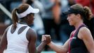 Američanka Sloane Stephensová si podává ruku s vítězkou utkání, Australankou Samanthou Stosurovou během osmifinále French Open 2012.