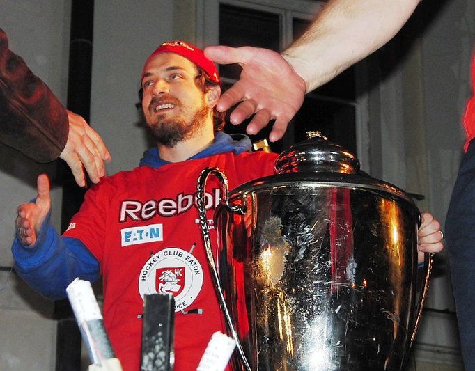 Pardubický kapitán Petr Koukal právě přinesl před nedočkavé fanoušky pohár pro vítěze extraligy.