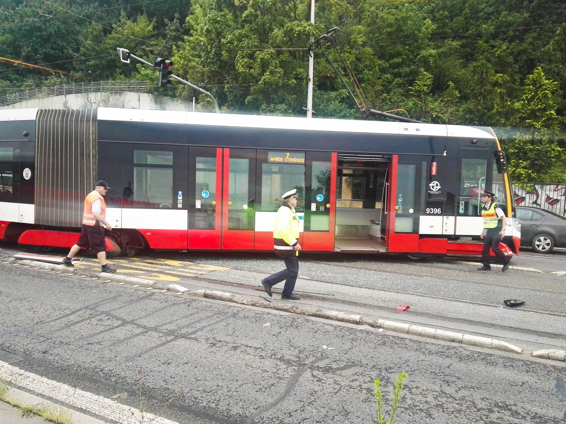 nehoda, Smíchov, Radlická, tramvaj, autobus