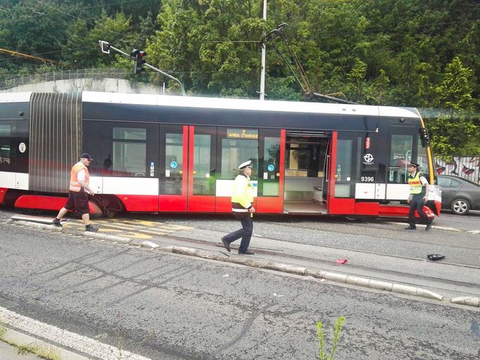 Nehoda autobusu a tramvaje na Smíchově