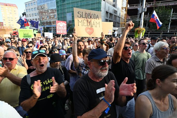 Snímek z úterní demonstrace v Bratislavě proti ministryni kultury Martině Šimkovičové.