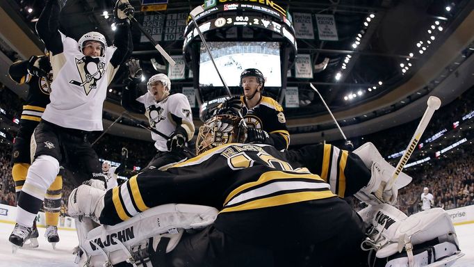 Sidney Crosby vyrovnává v zápase Pittsburgh Penguins vs. Boston Bruins