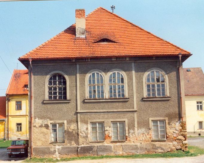 Březnice - pohled na jižní stranu synagogy z první poloviny 90. let 20. století, před rekonstrukcí