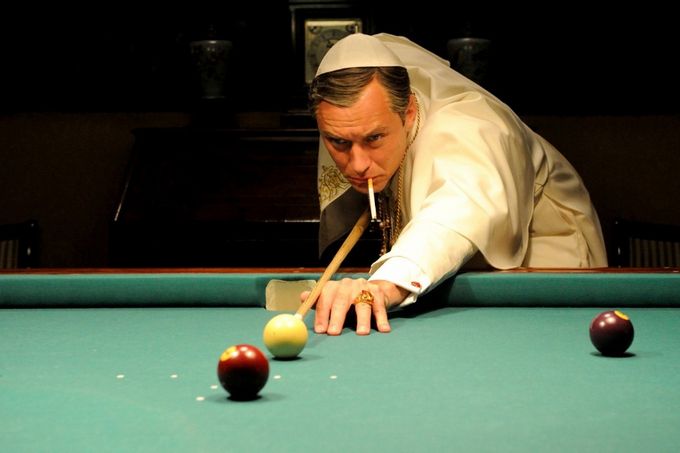 Jude Law jako svérázná hlava církve v seriálu Paola Sorrentina Mladý papež.