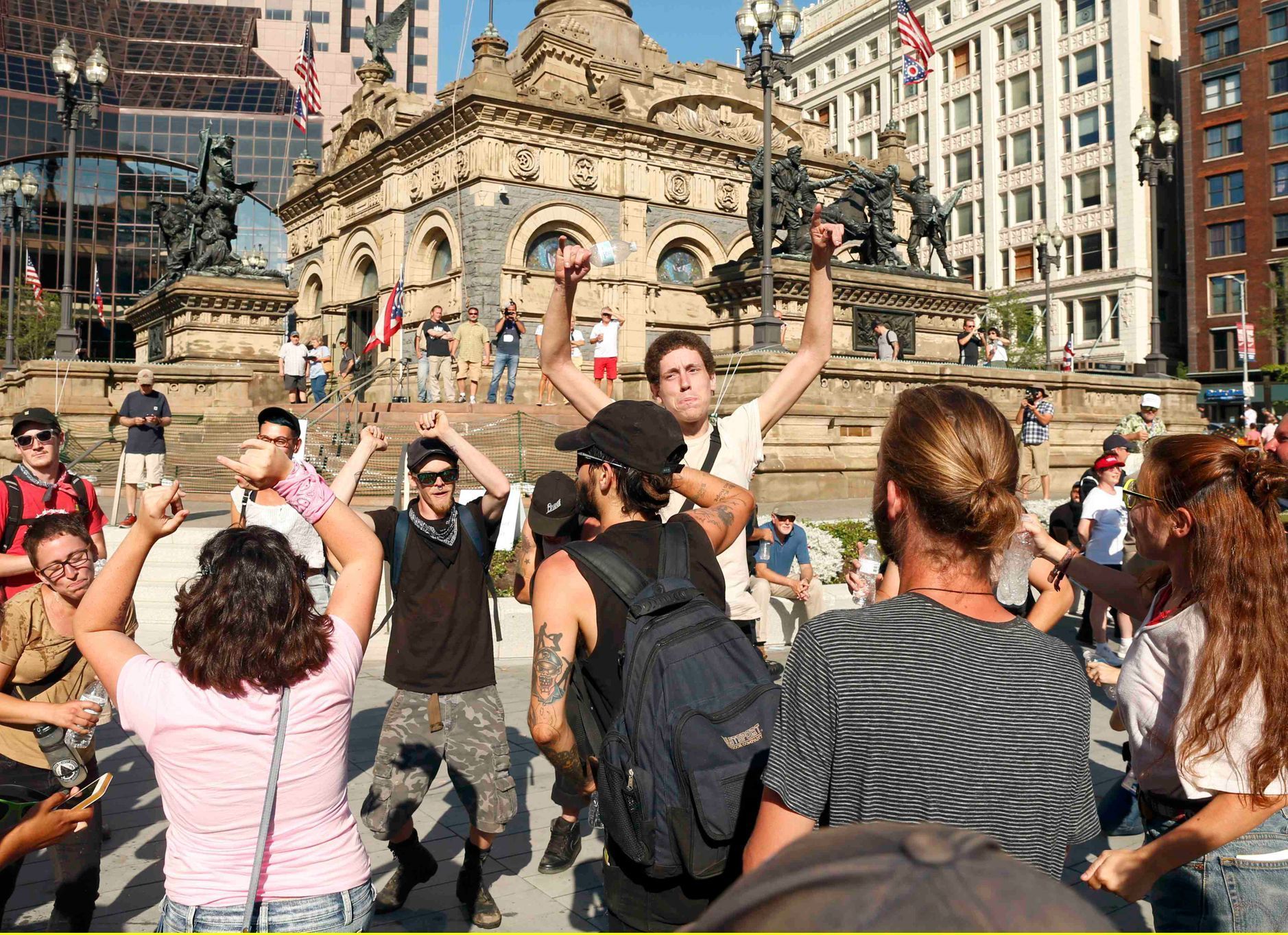 Demonstranti tančí na náměstí poblíž Republikánského sjezdu v Clevelandu