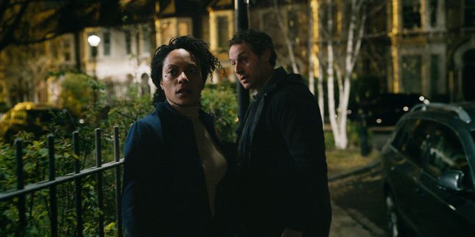 Rosalind Eleazarová coby Louisa a Dustin Demri-Burns v roli Mina.