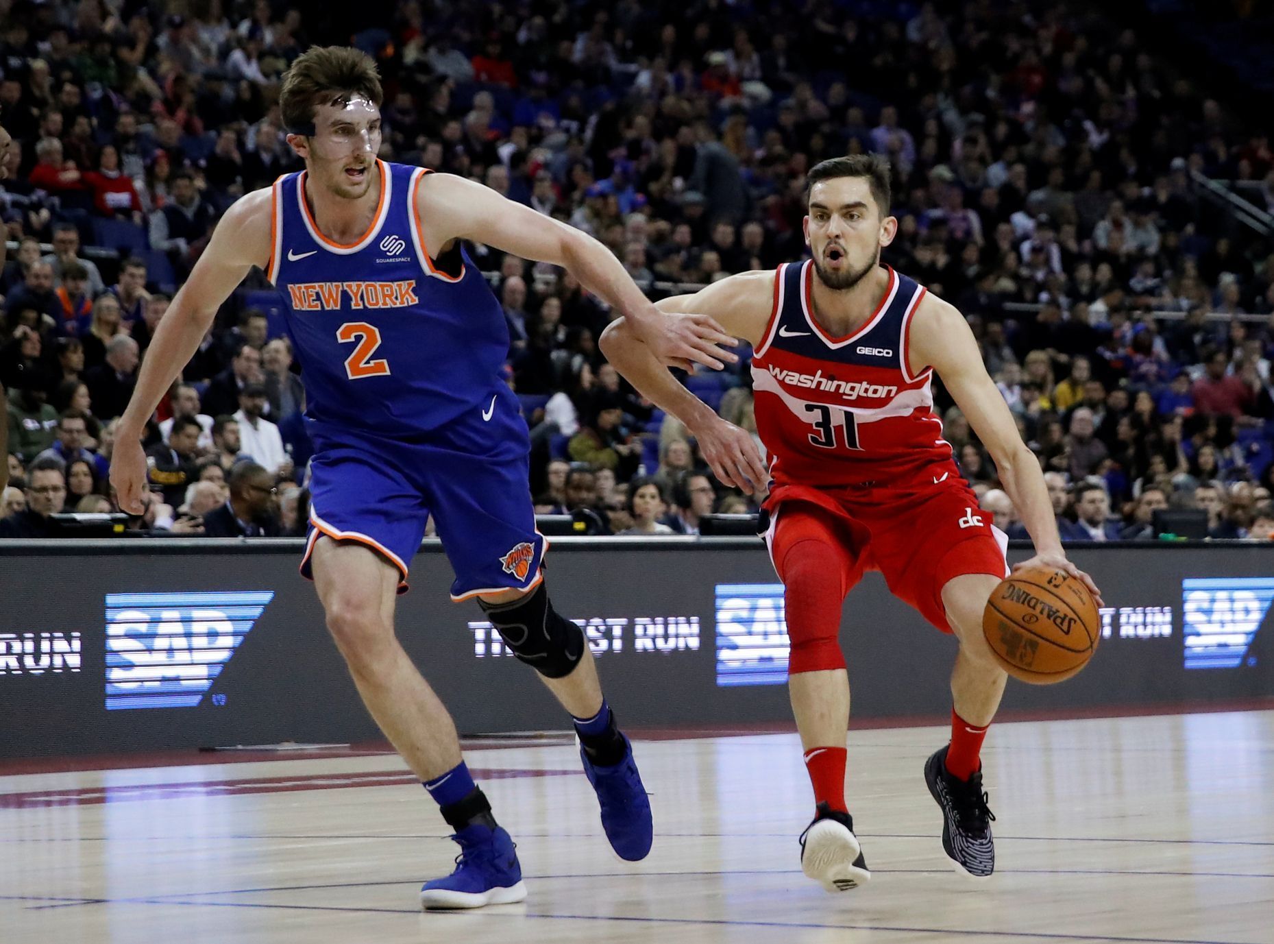 NBA 2018/19 v Londýně, Washington - New York Knicks: Luke Kornet a Tomáš Satoranský