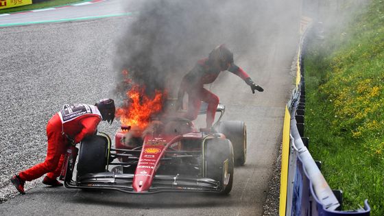 Skokan Sainz, naštvaný včelař a všude oranžové moře. Formule 1 v Rakousku nenudila