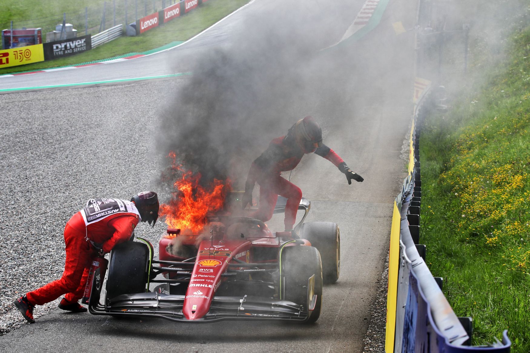 Požár Ferrari Carlose Sainze juniora ve VC Rakouska F1 2022