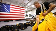 Člen elitního týmu U. S. Army Golden Knights pečlivě balí padák v hangáru na letišti Laurinburg-Maxton v Severní Karolíně. Každý padák je jejich „životní pojistka“, během kariéry ho zabalí tisíckrát a jediná chyba by je mohla stát život. Právě tady začíná cesta k velkolepým seskokům nad Washingtonem při oslavách 250 let americké armády.