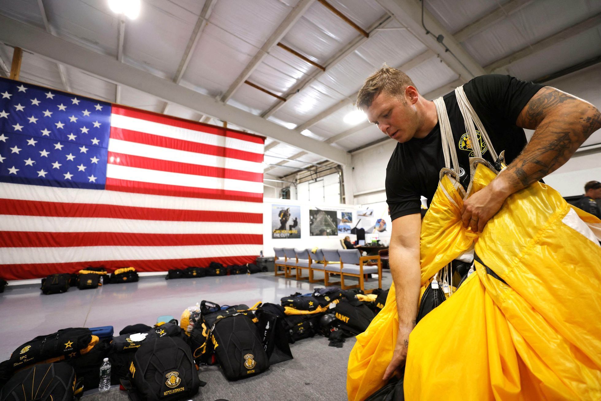 Golden Knights, USA, parašustisté, US armáda, akrobatická skupina