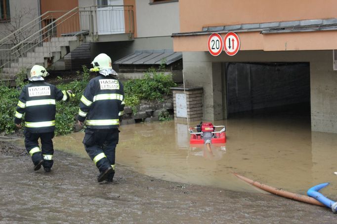 Sem ještě před pár dny zajížděla auta.