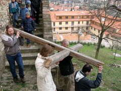 15:31 U kláštera se zpívalo a rozjímalo, dole na stavbě ještě drnčela míchačka a zedníci pracovali.