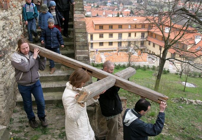 15:31 U kláštera se zpívalo a rozjímalo, dole na stavbě ještě drnčela míchačka a zedníci pracovali.