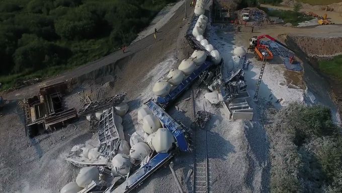 Záběr z dronu na nehodu nákladního vlaku