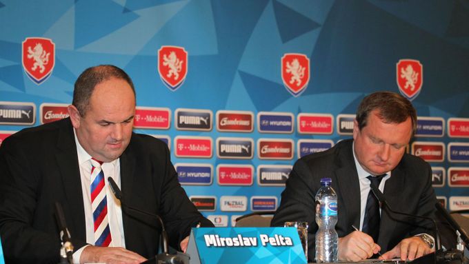 Trenér Pavel Vrba oficiálně podepsal kontrakt s českou fotbalovou reprezentací. Národnímu týmu se uvázal na čtyři roky.