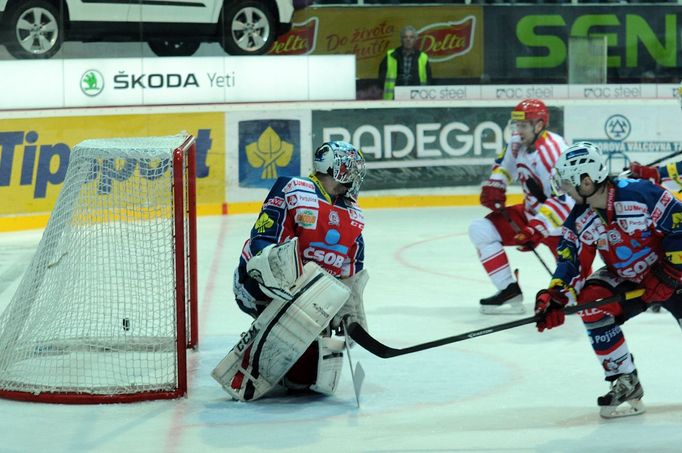 Třinec - Pardubice: Július Hudáček inkasuje