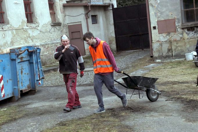 V areálu bývalé věznice v Uherském Hradišti začaly přípravy na rekonstrukci tím, že dělníci celý areál vyklízejí. Rekonstrukce je zatím plánována do roku 2028.