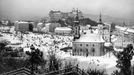 Pohled od schodiště svatého Gellerta směrem k Tabánu a Královskému paláci (nyní Budínský hradní palác) v Budapešti. Rok 1942