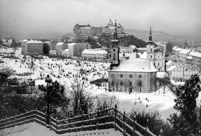 Pohled od schodiště svatého Gellerta směrem k Tabánu a Královskému paláci (nyní Budínský hradní palác) v Budapešti. Rok 1942