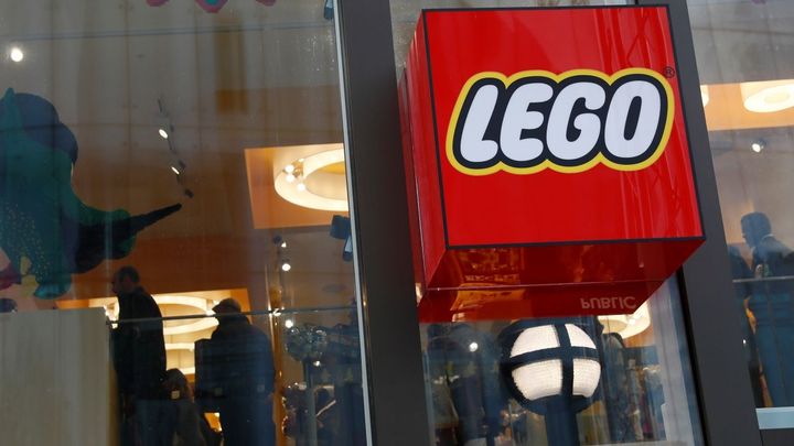 Lego nahradí plastové obaly papírovými taškami. Testuje i nové materiály na kostičky
