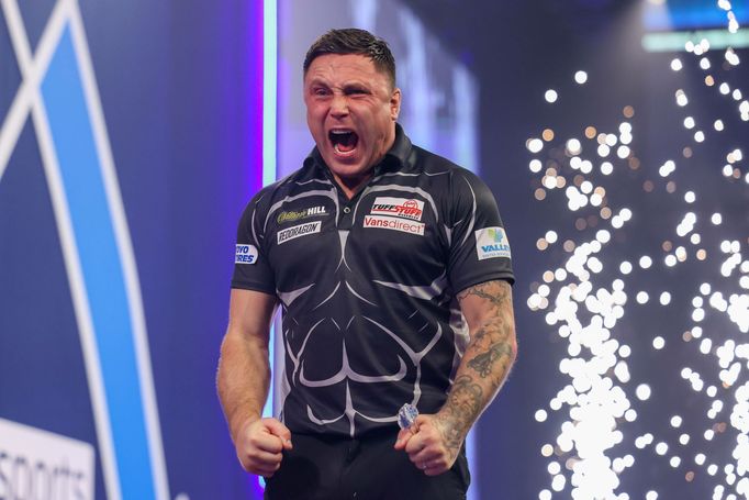 Velšský šipkař Gerwyn Price oslavuje postup do finále MS v šipkách 2021.