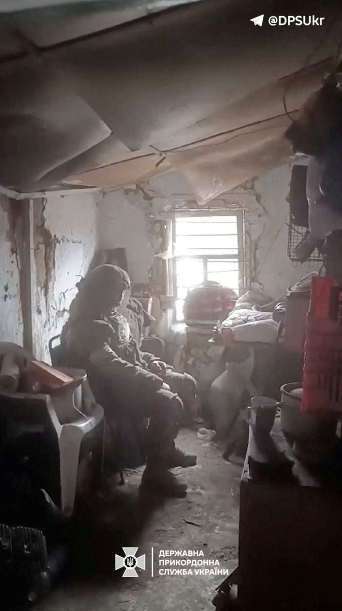 Ukrajinský voják sedí v rozstříleném zničeném bytě v Avdijivce. Ukrajinci se v sobotu začali z města stahovat, aby se nedostali do ruského obklíčení.