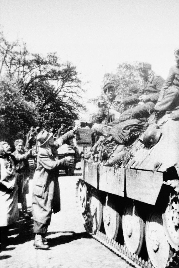 Řevnice, 6. května 1945. Příjezd kolony nákladních automobilů s příslušníky 1. pěšího pluku ROA na náměstí Victoria (dnes Krále Jiřího z Poděbrad).