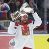 David Pastrňák s pohárem pro mistry světa po finále MS 2024 Česko - Švýcarsko