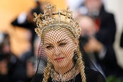 Zpěvačka Madonna skončila na jednotce intenzivní péče, odkládá turné